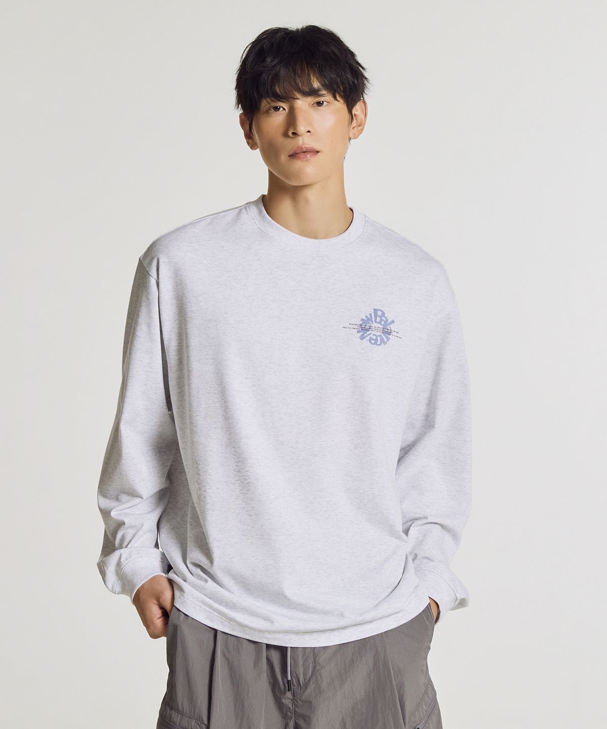 뉴발란스(NEW BALANCE) NBNDG31723 / UNI Archive Pace Circle 그래픽 긴팔티 (L/GRAY)