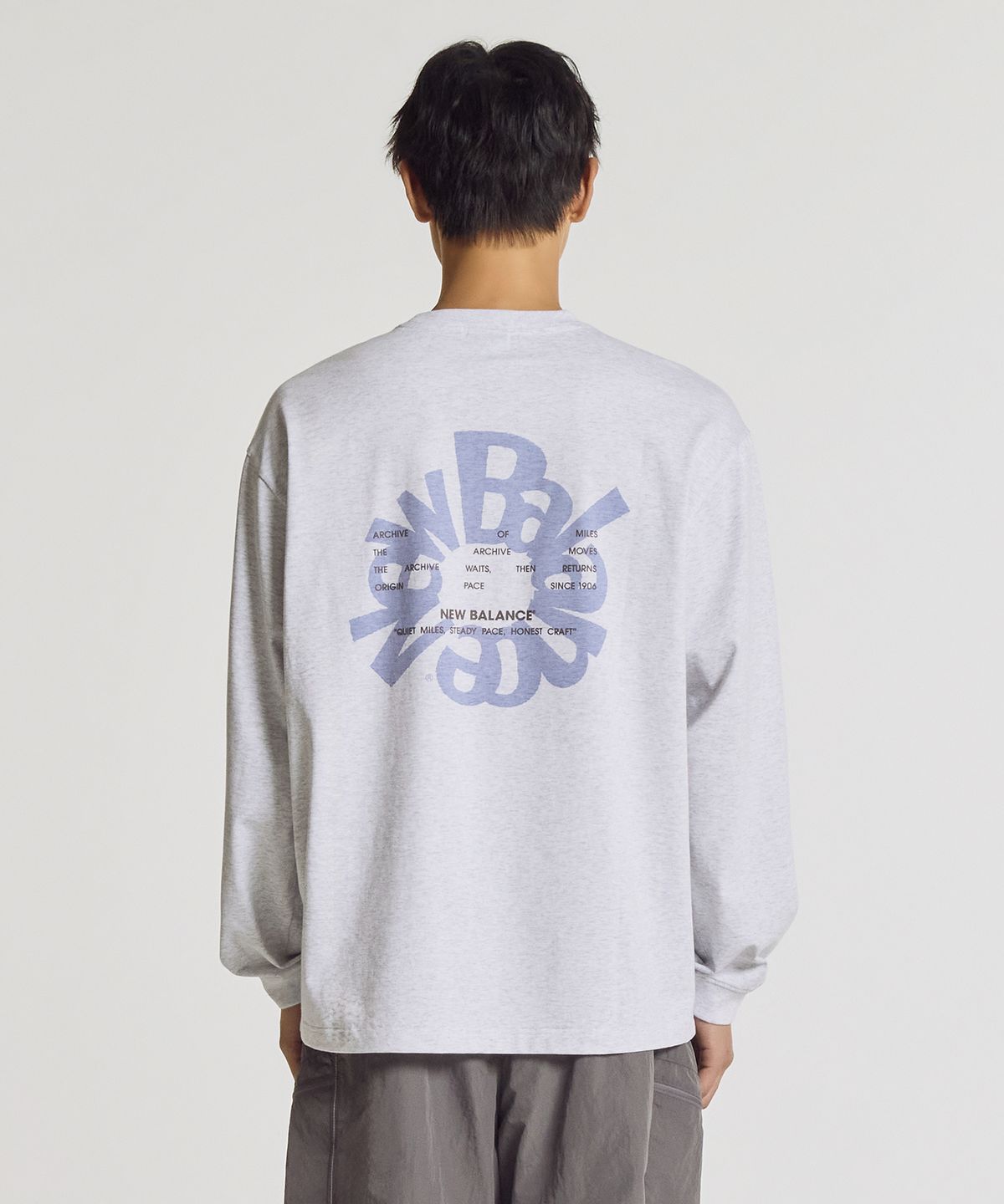 뉴발란스(NEW BALANCE) NBNDG31723 / UNI Archive Pace Circle 그래픽 긴팔티 (L/GRAY)