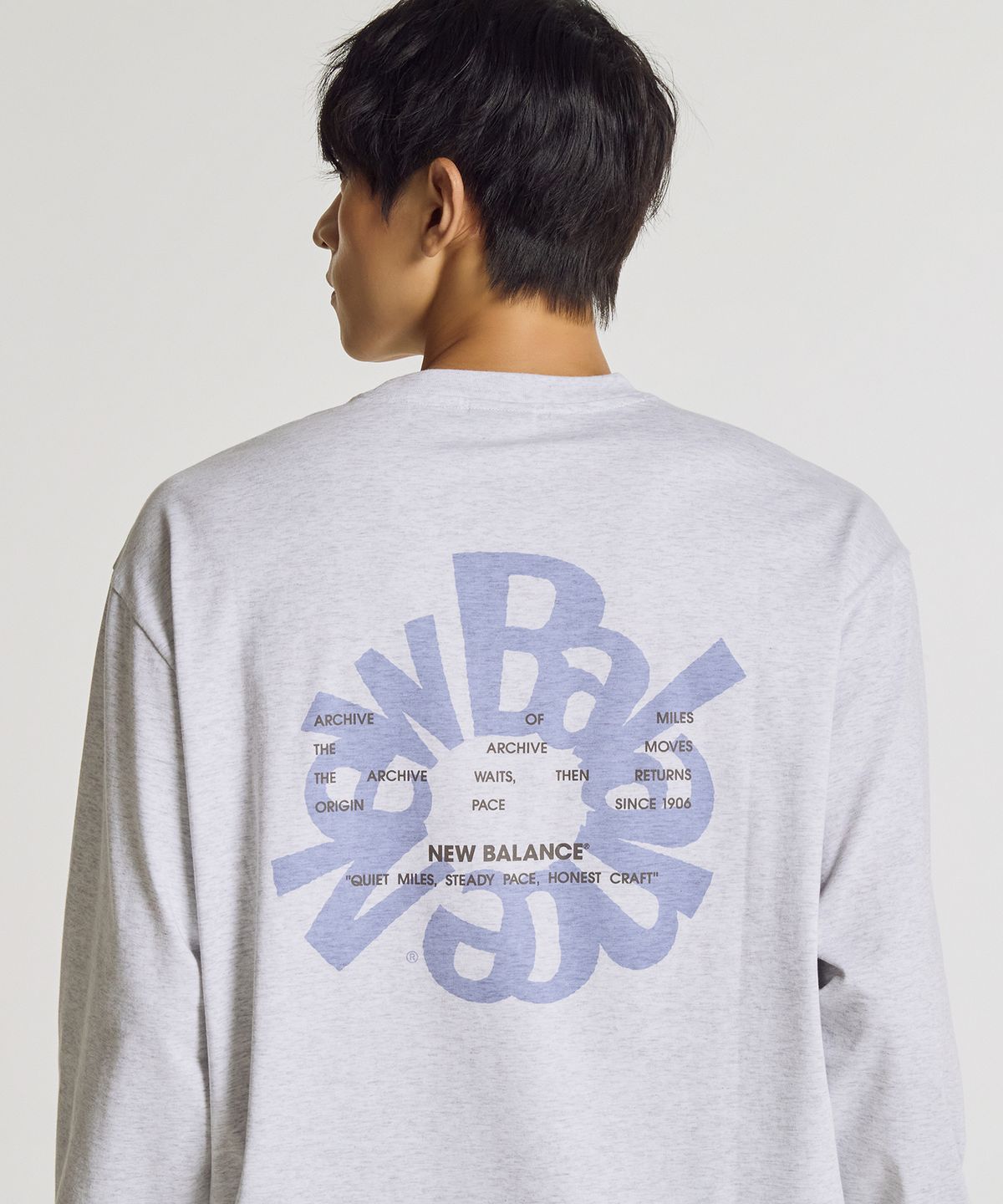 뉴발란스(NEW BALANCE) NBNDG31723 / UNI Archive Pace Circle 그래픽 긴팔티 (L/GRAY)
