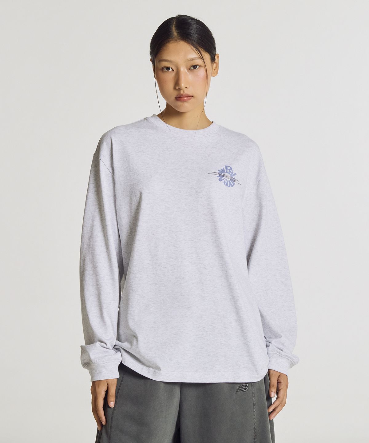 뉴발란스(NEW BALANCE) NBNDG31723 / UNI Archive Pace Circle 그래픽 긴팔티 (L/GRAY)