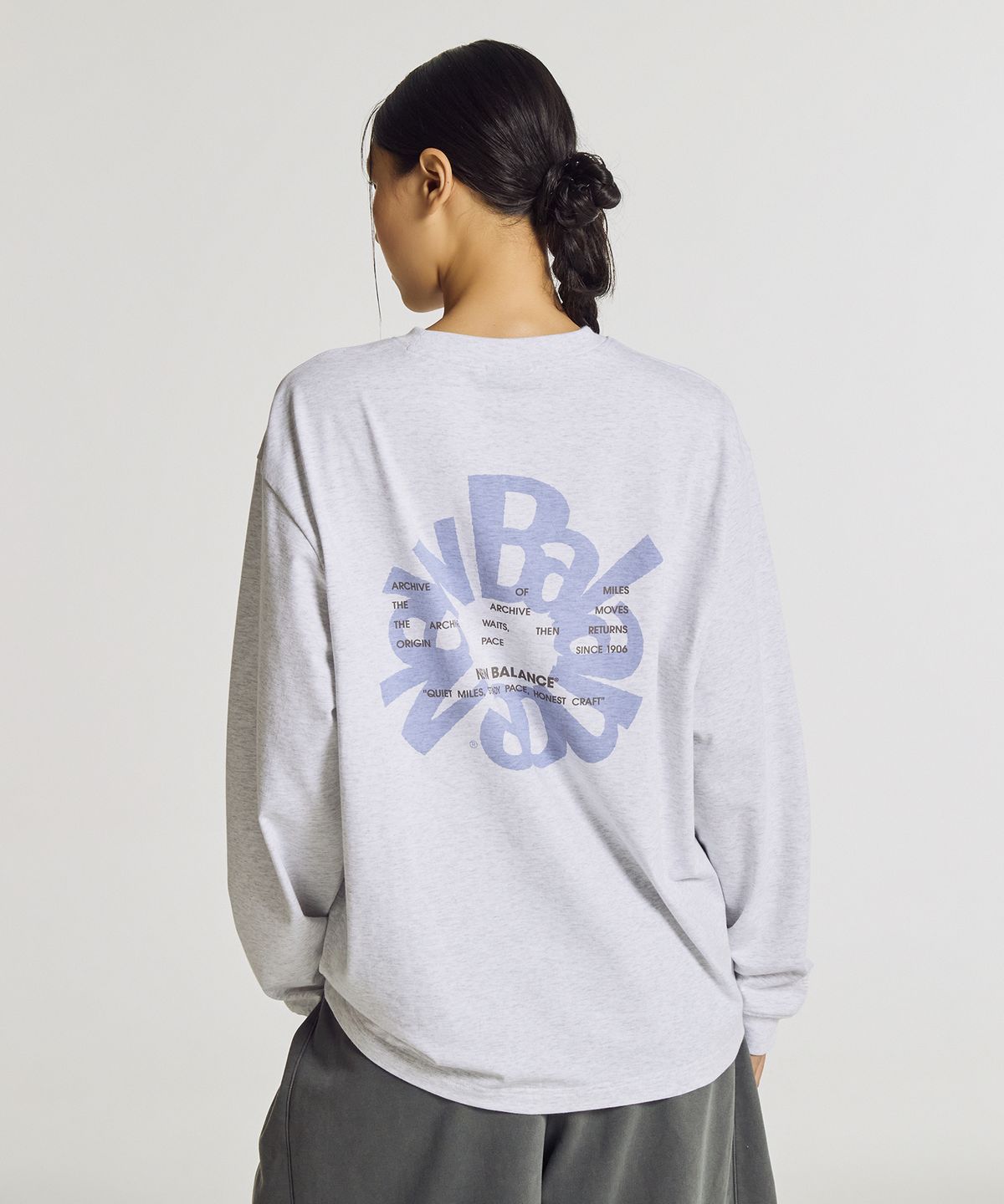 뉴발란스(NEW BALANCE) NBNDG31723 / UNI Archive Pace Circle 그래픽 긴팔티 (L/GRAY)