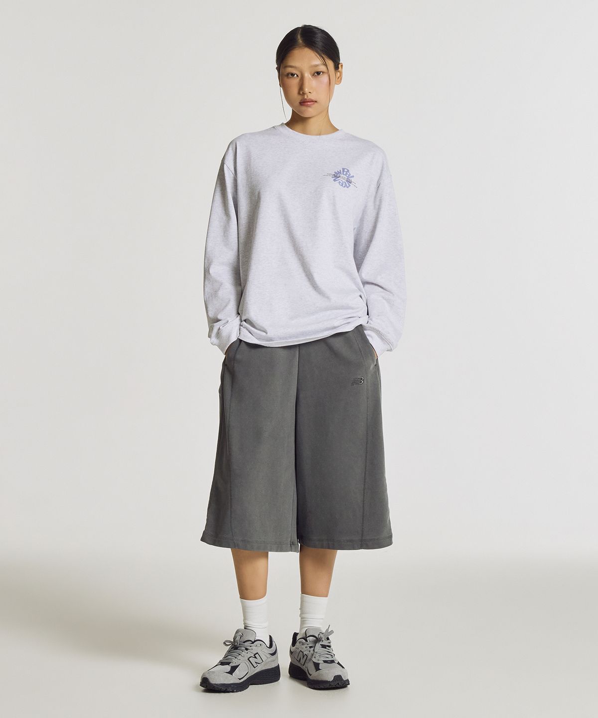 뉴발란스(NEW BALANCE) NBNDG31723 / UNI Archive Pace Circle 그래픽 긴팔티 (L/GRAY)