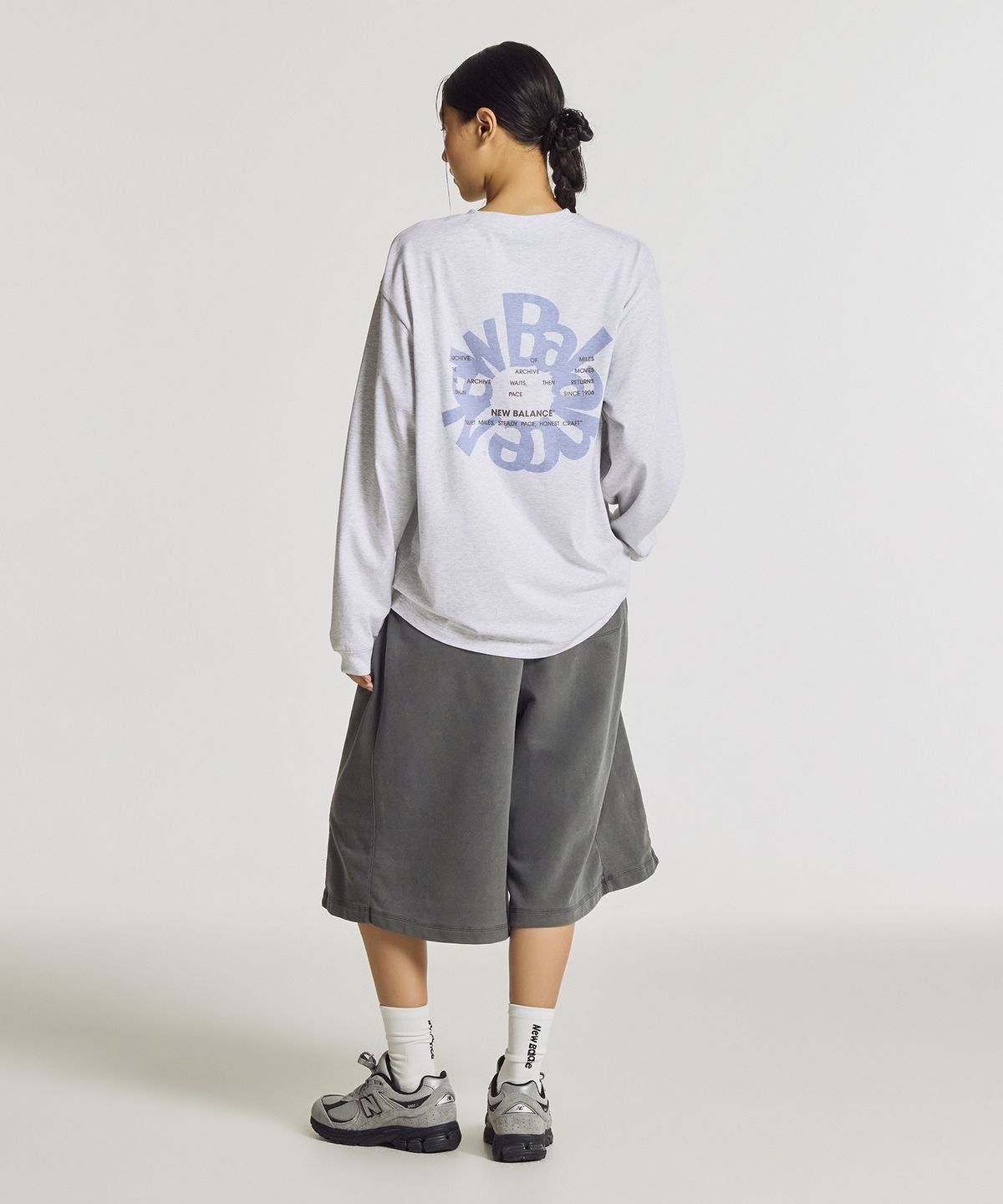 뉴발란스(NEW BALANCE) NBNDG31723 / UNI Archive Pace Circle 그래픽 긴팔티 (L/GRAY)
