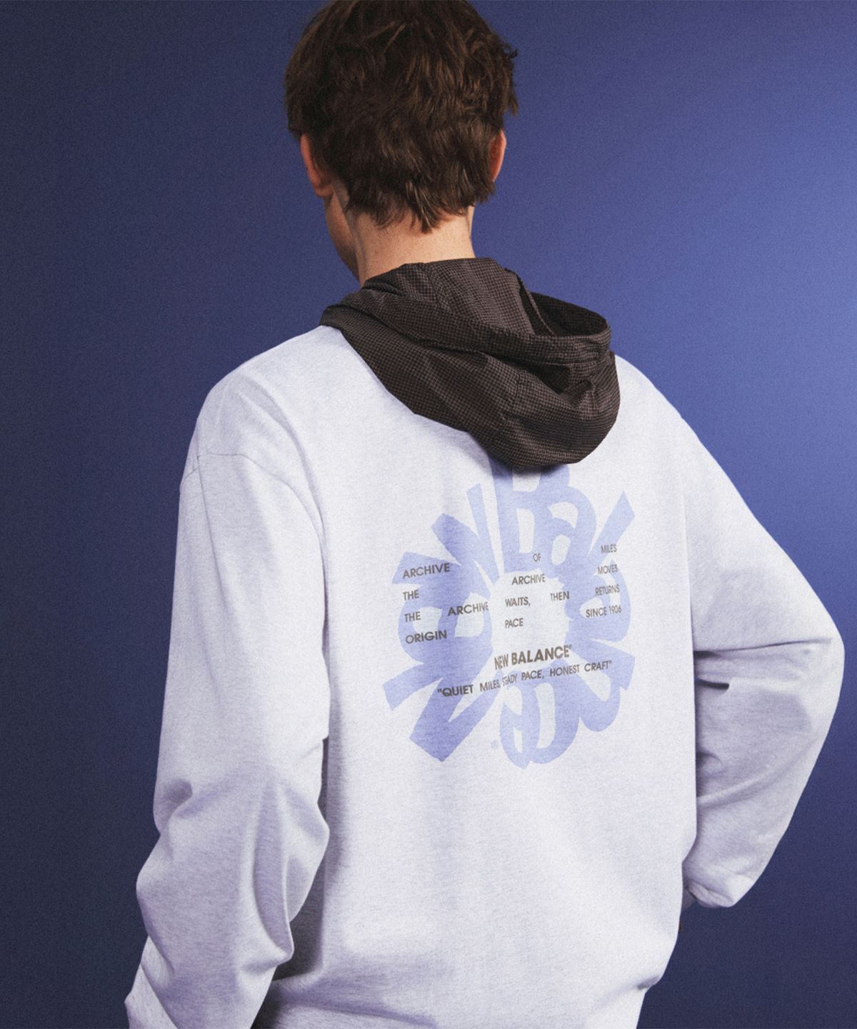 뉴발란스(NEW BALANCE) NBNDG31723 / UNI Archive Pace Circle 그래픽 긴팔티 (L/GRAY)