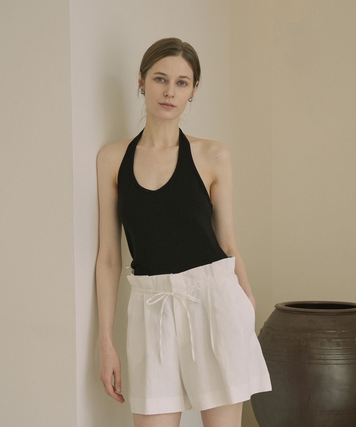 블레티(VLETI) [Cotton 100%] Back Label Halter Sleeveless Top (black)