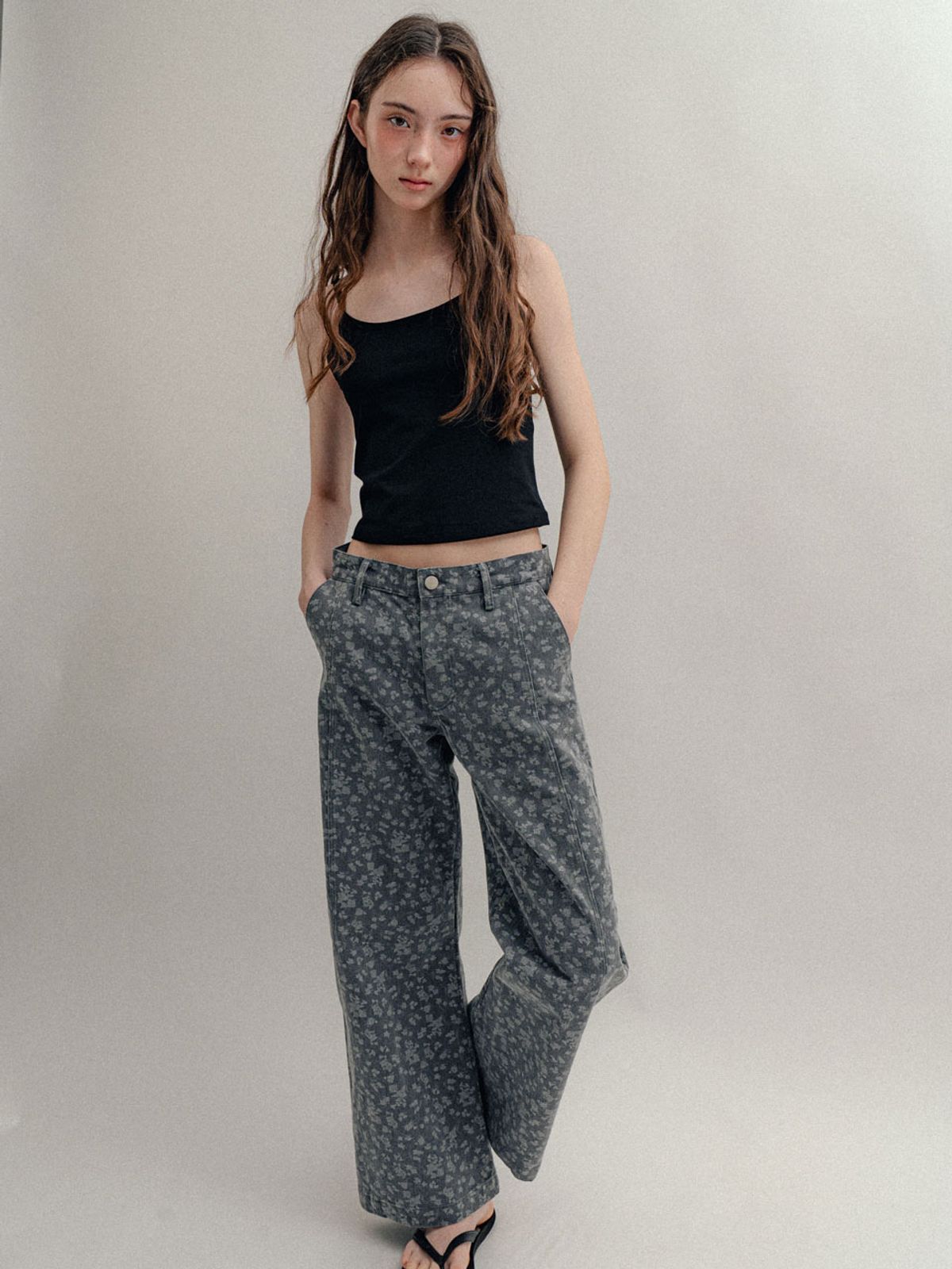 비수스(VISUS) Flower Cotton Pants_Charcoal