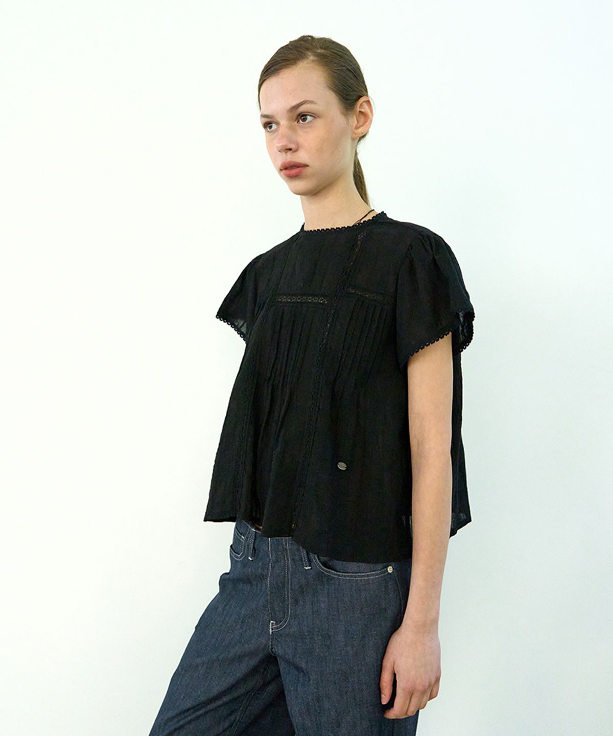위메농(OUI MAIS NON) Square lace blouse