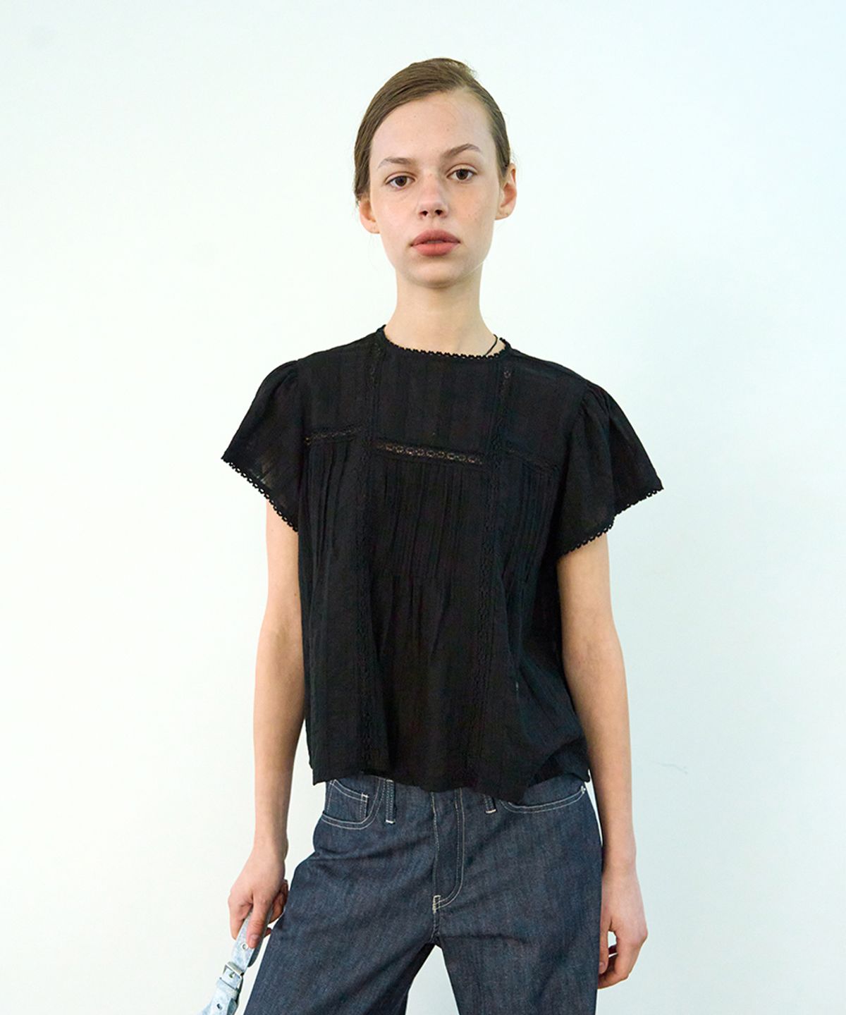 위메농(OUI MAIS NON) Square lace blouse