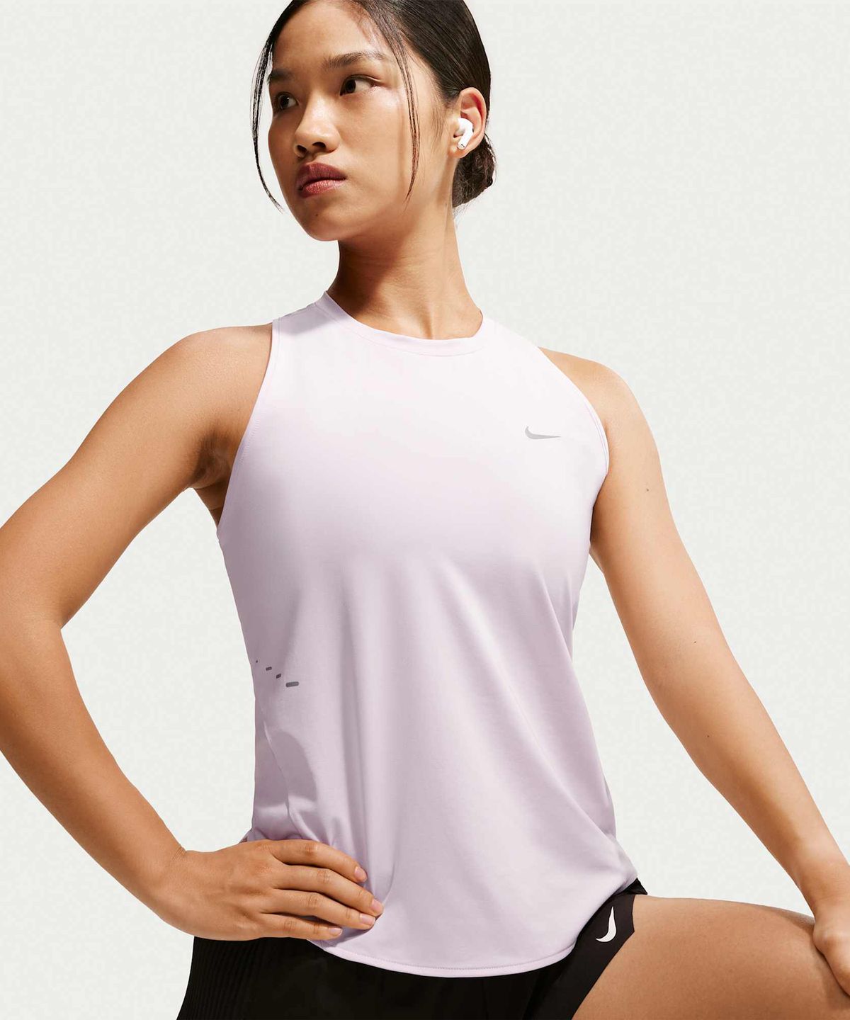 나이키(NIKE) 스위프트 드라이 핏 러닝 탱크 탑 W - 블리치트 라일락 / HQ0621-583