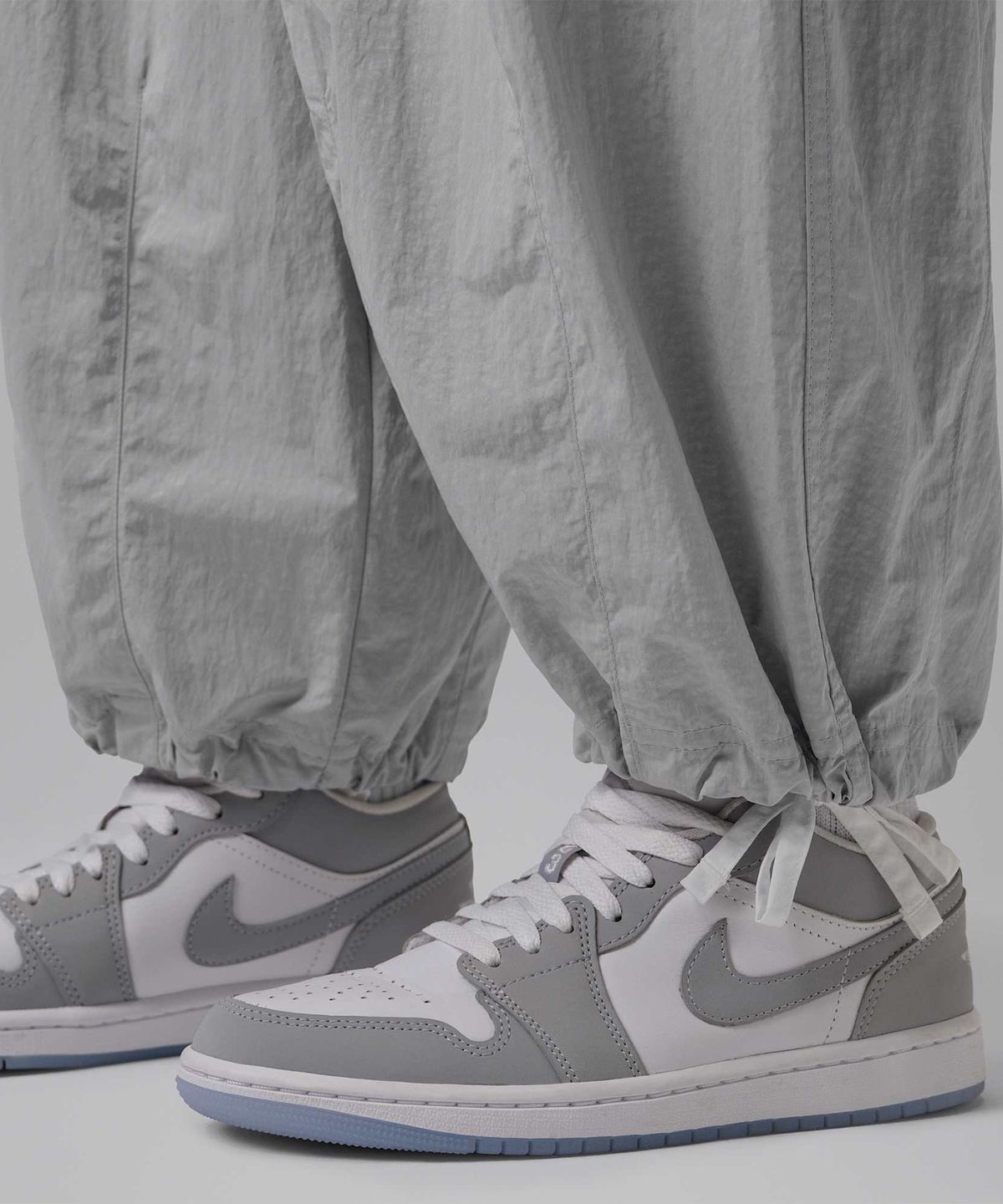 나이키(NIKE) 조던 플라이트 크롭 파라슈트 팬츠 W - 울프 그레이 / IW1306-012