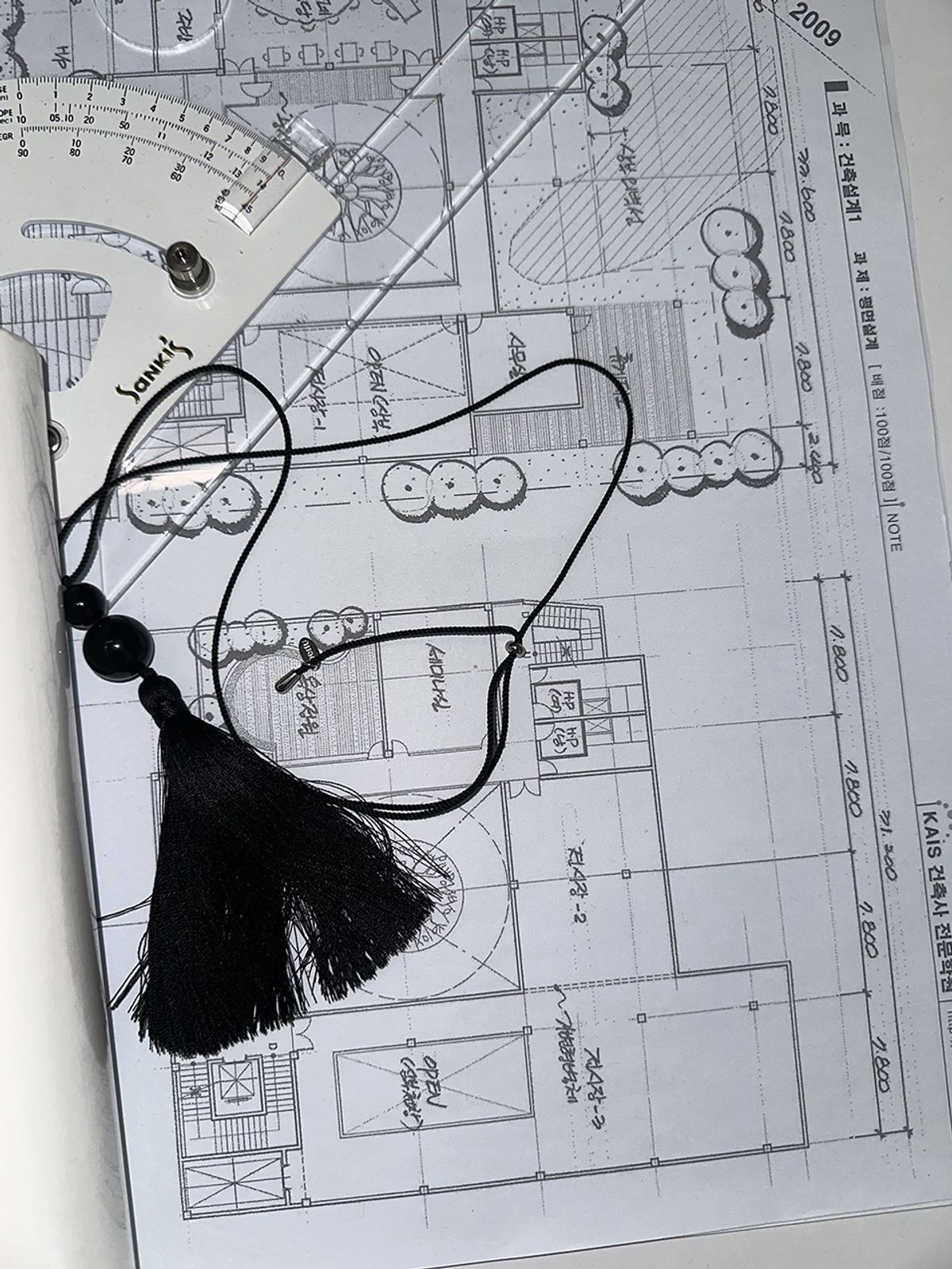 데누(DENU) Black Tessel & Glass Necklace [Black]