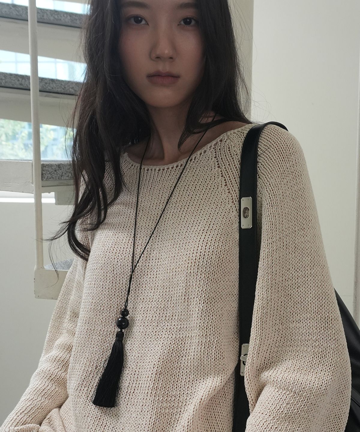데누(DENU) Black Tessel & Glass Necklace [Black]