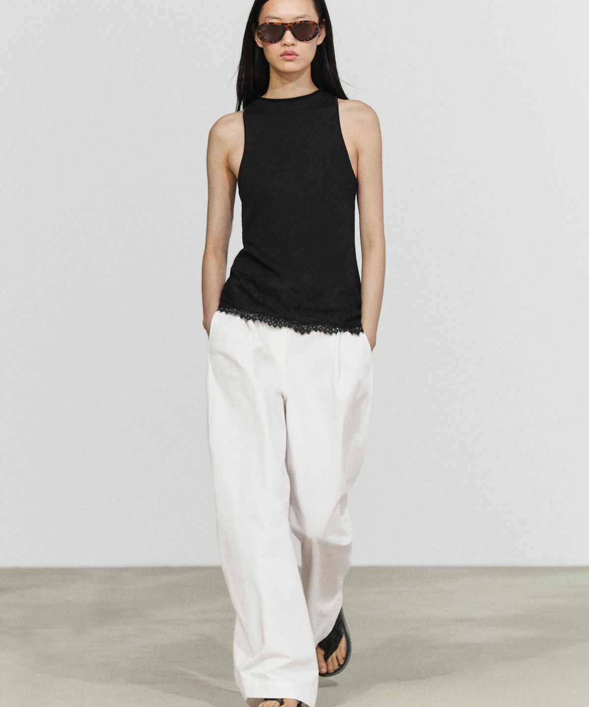 마시모두띠(MASSIMO DUTTI) 레이스 디테일 홀터넥 탑