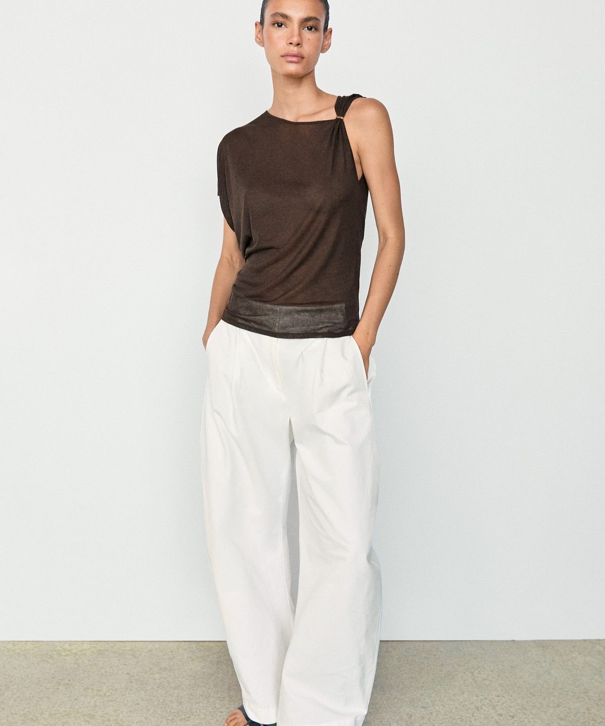 마시모두띠(MASSIMO DUTTI) 드롭 숄더 비대칭 플루이드 탑