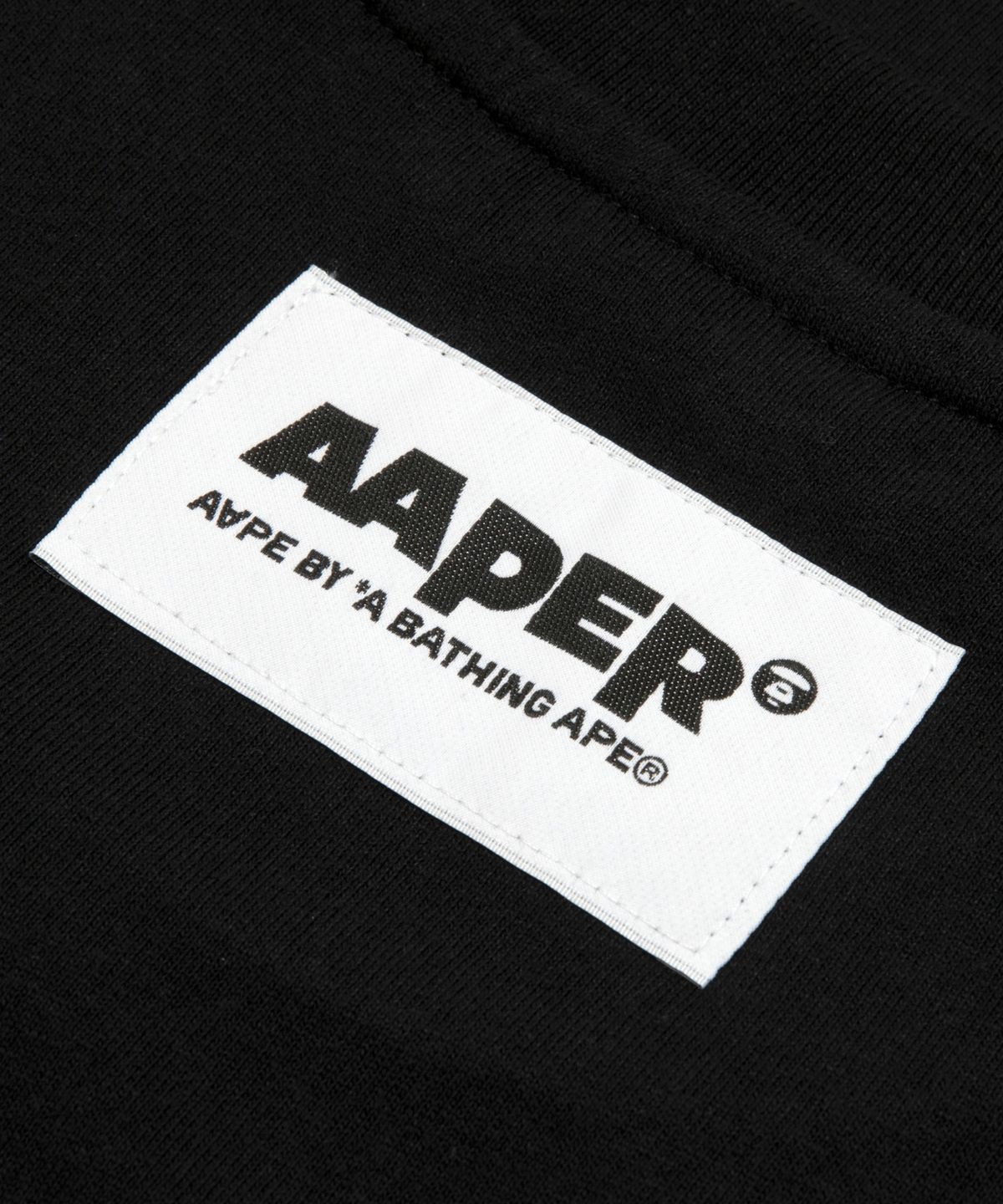 에이프(AAPE) AAPER 그래픽 티셔츠 블랙 / AAPTEM1826XXQBKX