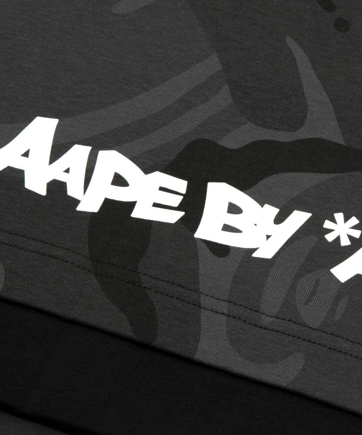 에이프(AAPE) 문페이스 티셔츠 블랙 멀티 / AAPTEM1877XAQBKZ