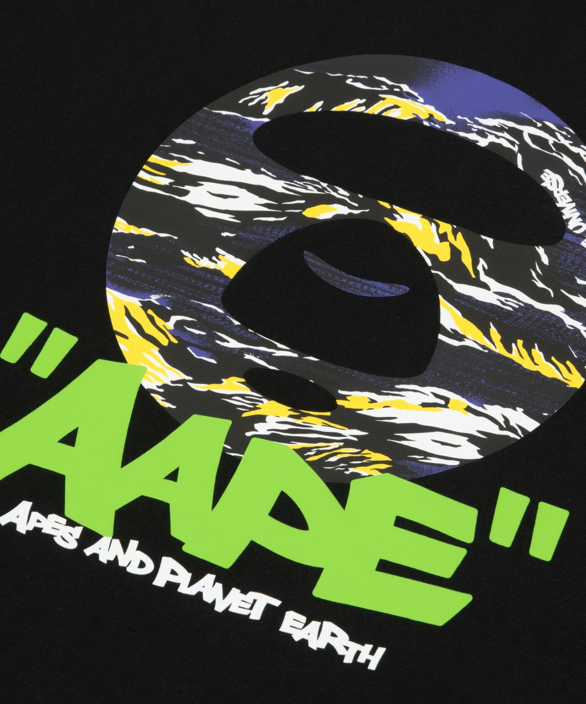 에이프(AAPE) AAPEUNVS 문페이스 그래픽 티셔츠 블랙 / AAPTEM1888XXQBKX