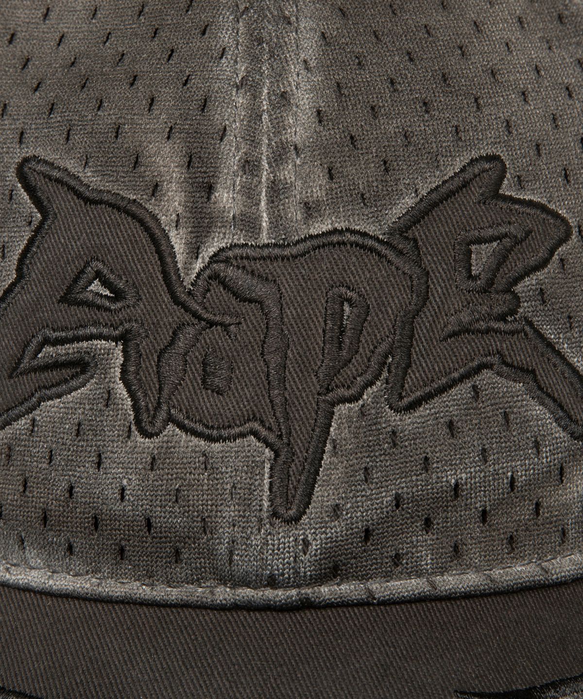 에이프(AAPE) 로고 자수 메쉬 캡 차콜 / AAPCPM5382XXQBKL