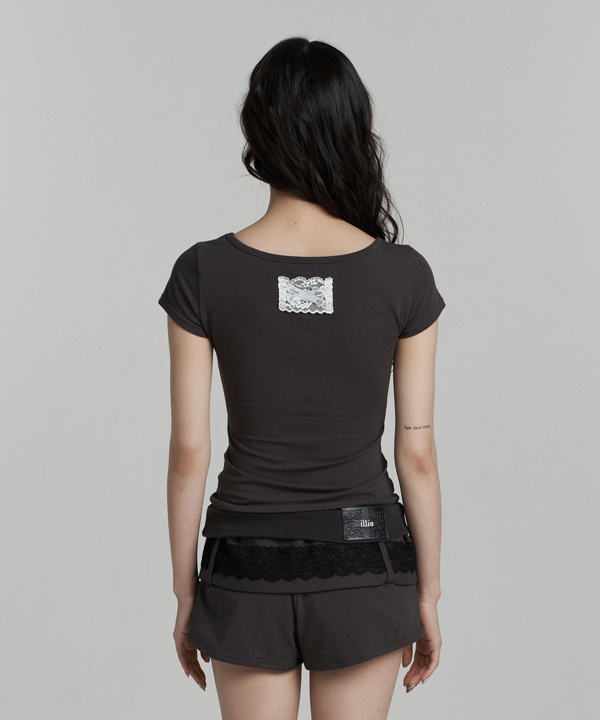 일리오(ILLIO) [빛오 x 일리오] Charcoal Square Neck Lace Pocket T-shirt