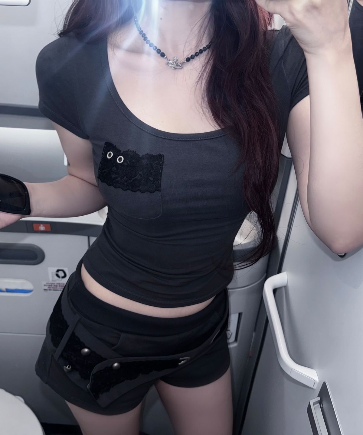 일리오(ILLIO) [빛오 x 일리오] Charcoal Square Neck Lace Pocket T-shirt