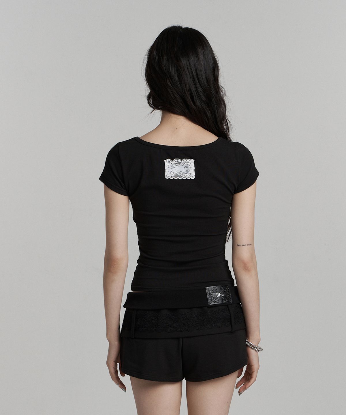 일리오(ILLIO) [빛오 x 일리오] Black Square Neck Lace Pocket T-shirt