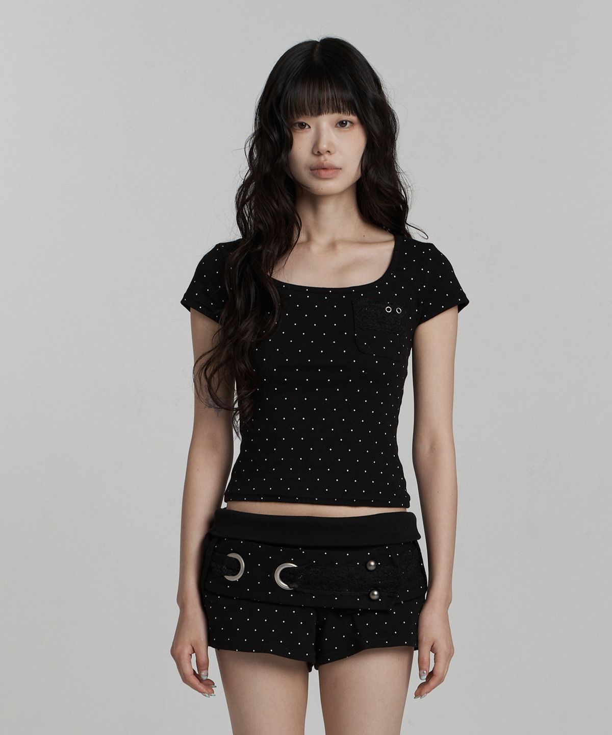 일리오(ILLIO) [빛오 x 일리오] Black dots Square Neck Lace Pocket T-shirt