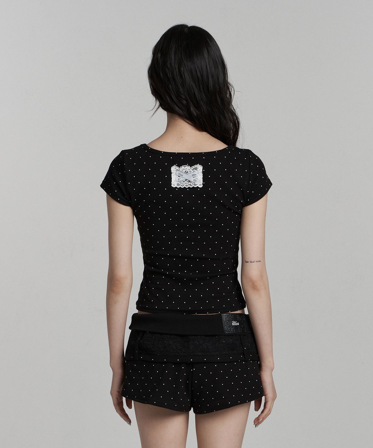일리오(ILLIO) [빛오 x 일리오] Black dots Square Neck Lace Pocket T-shirt
