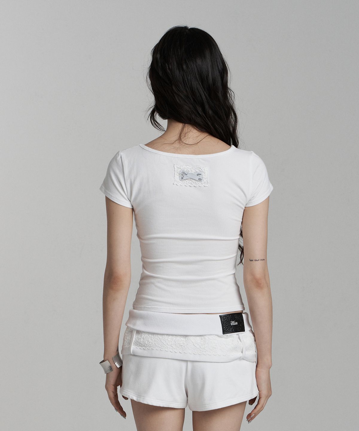 일리오(ILLIO) [빛오 x 일리오] Whtie Lace Belted Shorts