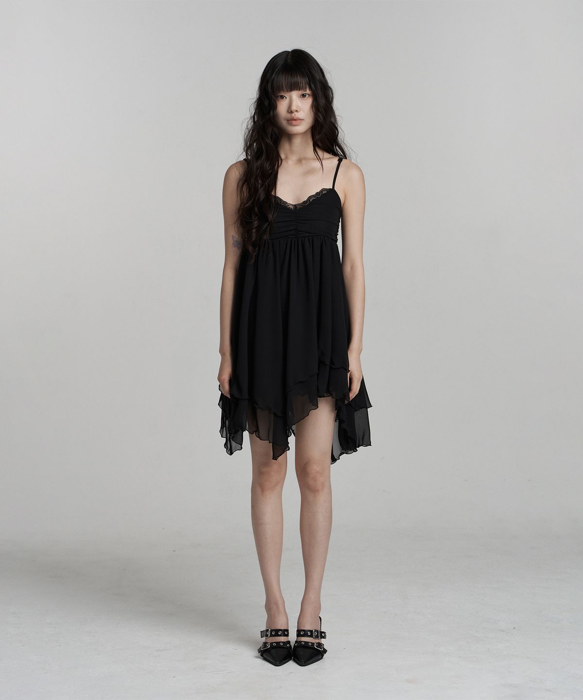 일리오(ILLIO) [빛오 x 일리오] Black Asymmetric Chiffon Dress