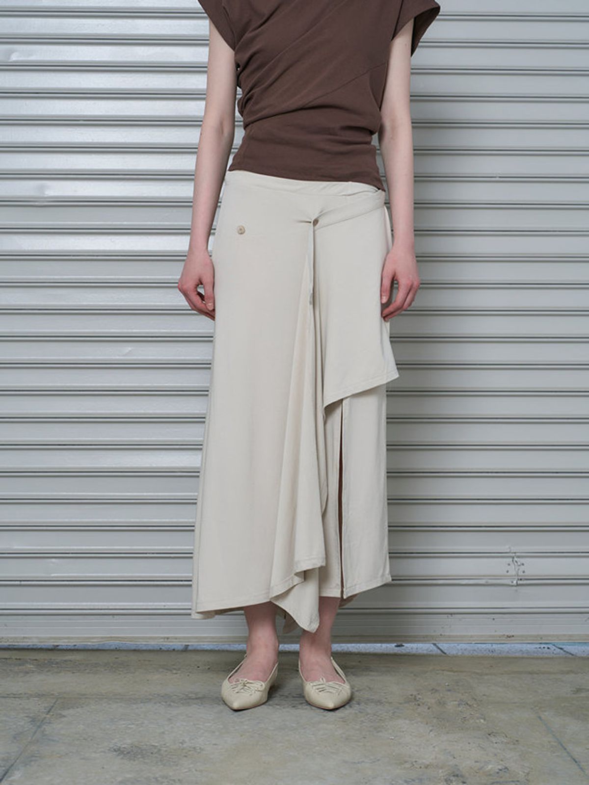 라미(RAMEE) 드레이프 버튼 롱 스커트 (BEIGE)