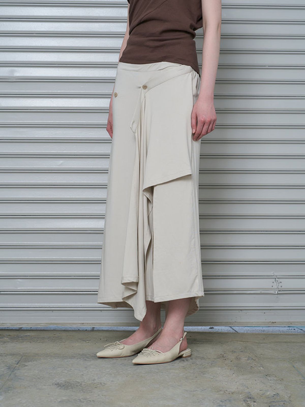 라미(RAMEE) 드레이프 버튼 롱 스커트 (BEIGE)