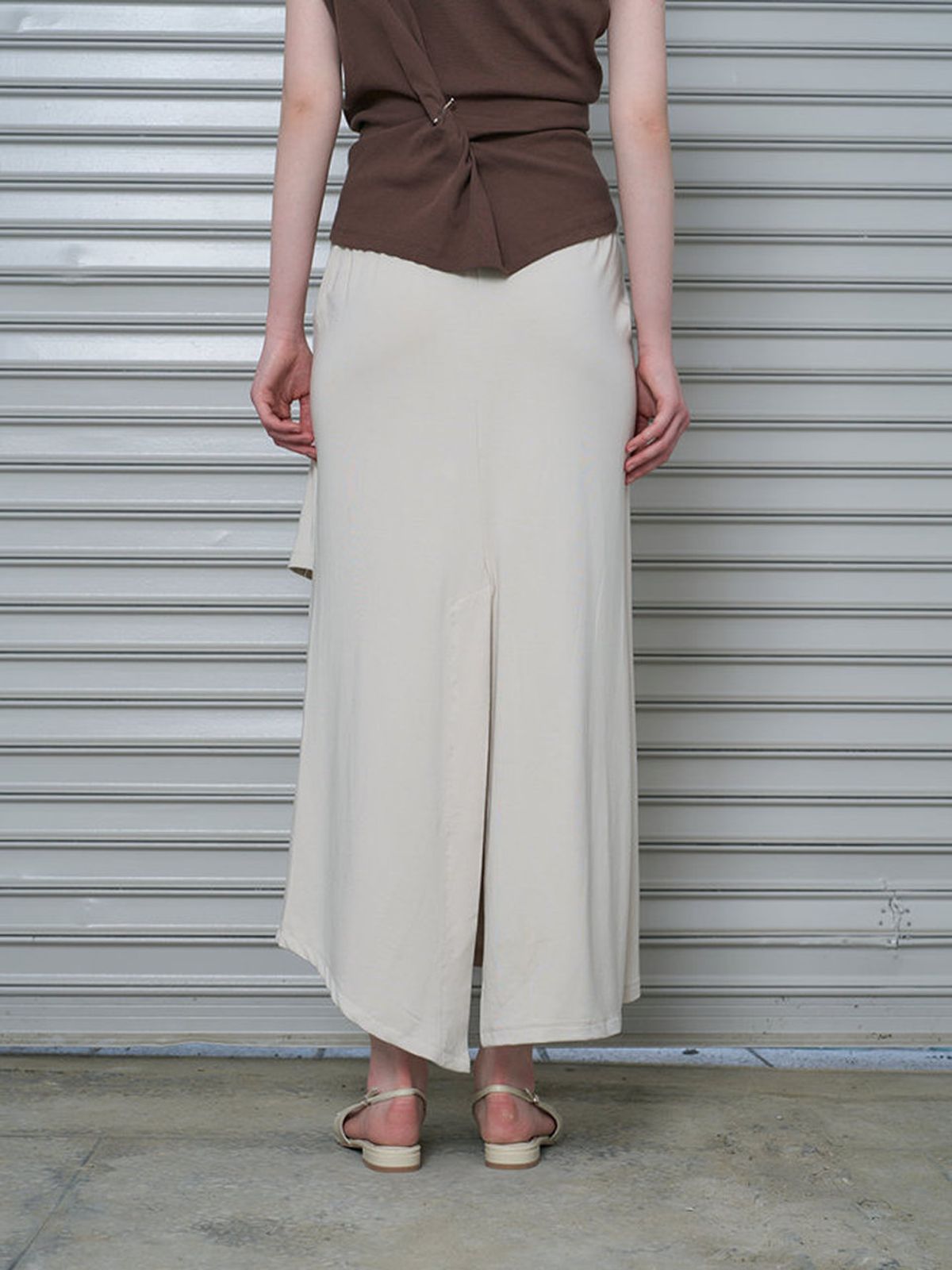 라미(RAMEE) 드레이프 버튼 롱 스커트 (BEIGE)