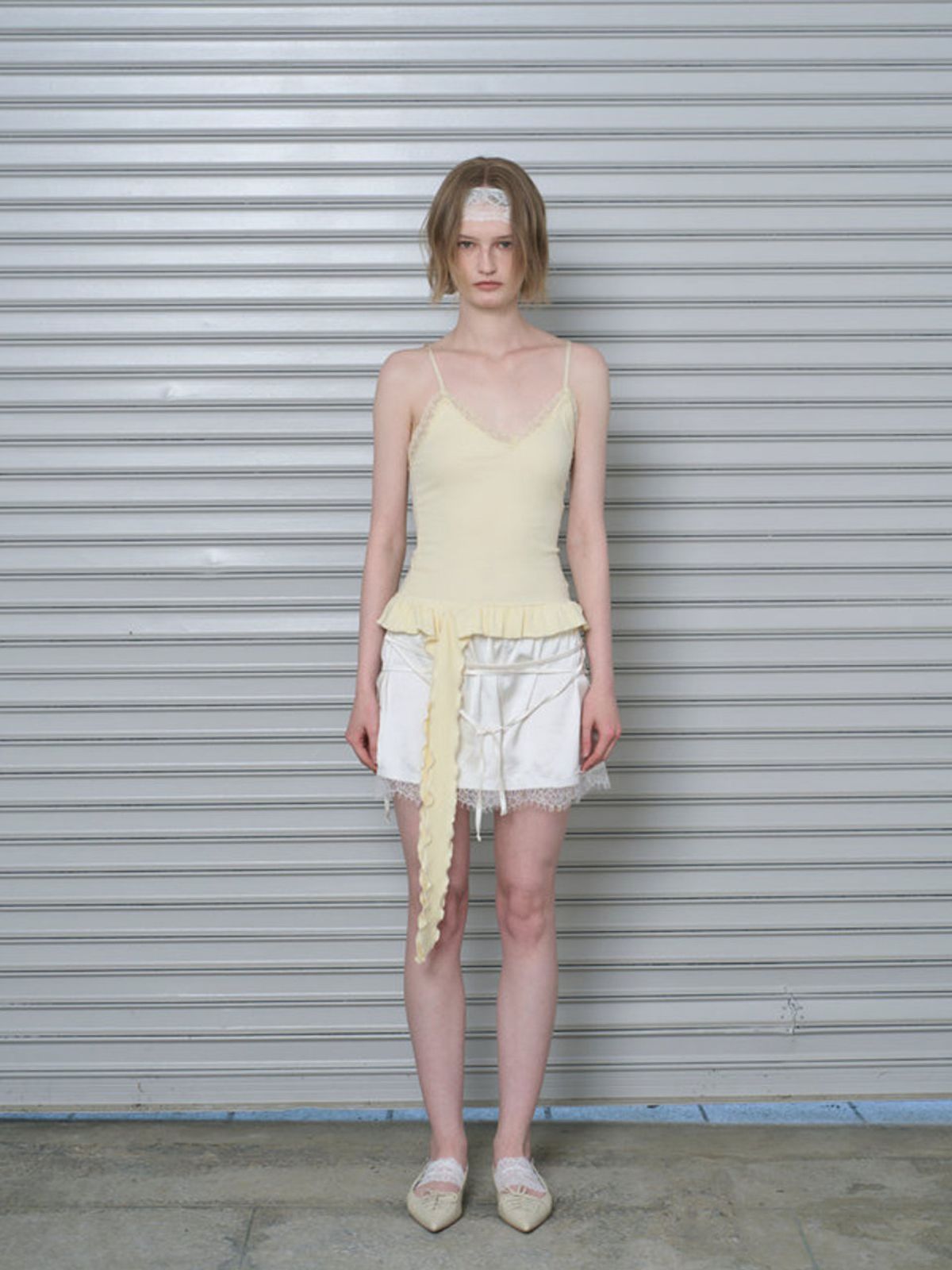 라미(RAMEE) 스트랩 포인트 샤틴팬츠 (CREAM COLOR)