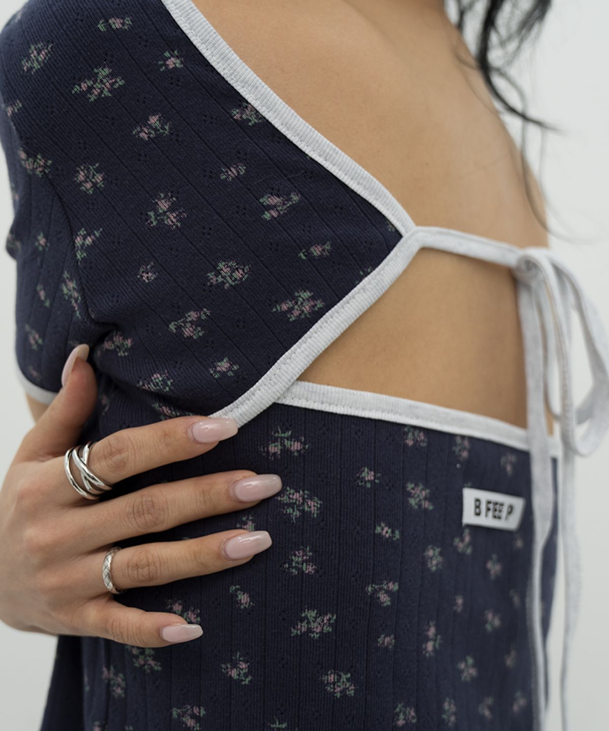 비피피(BFEEP) FLORAL BACK SLIT RIB TEE  _ NAVY