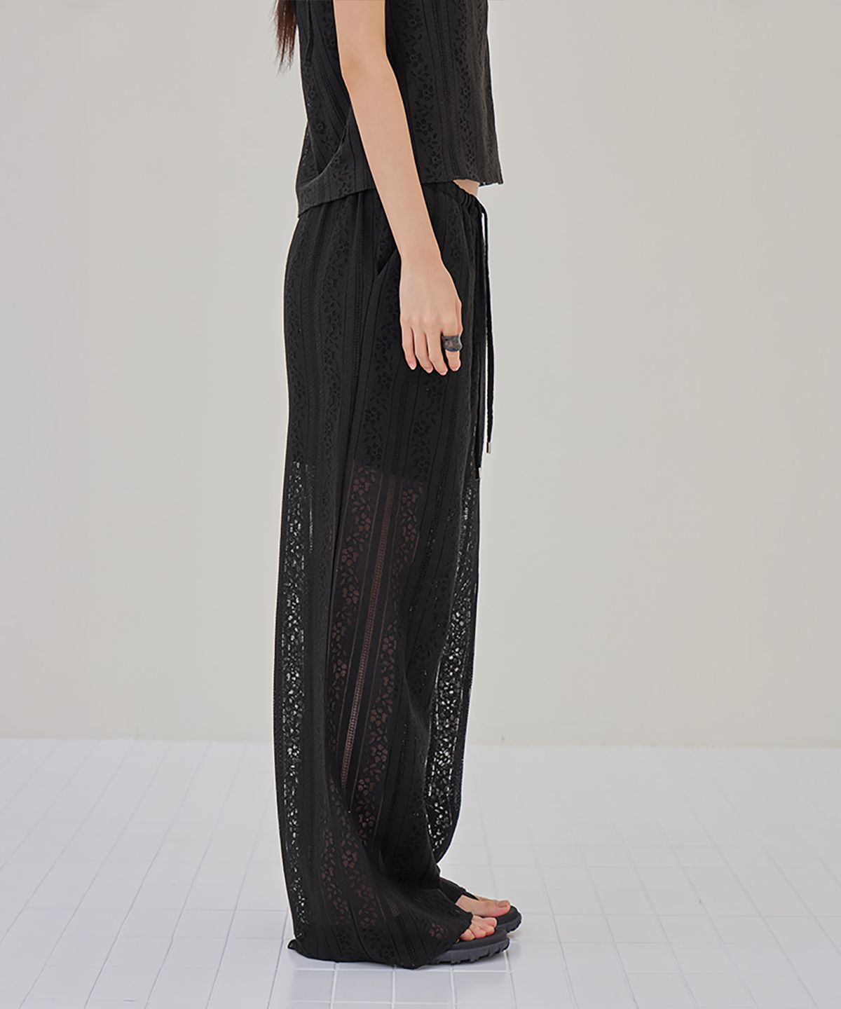 런던다다(LONDONDADA) Flower Punching Lace Wide Pants, BLACK
