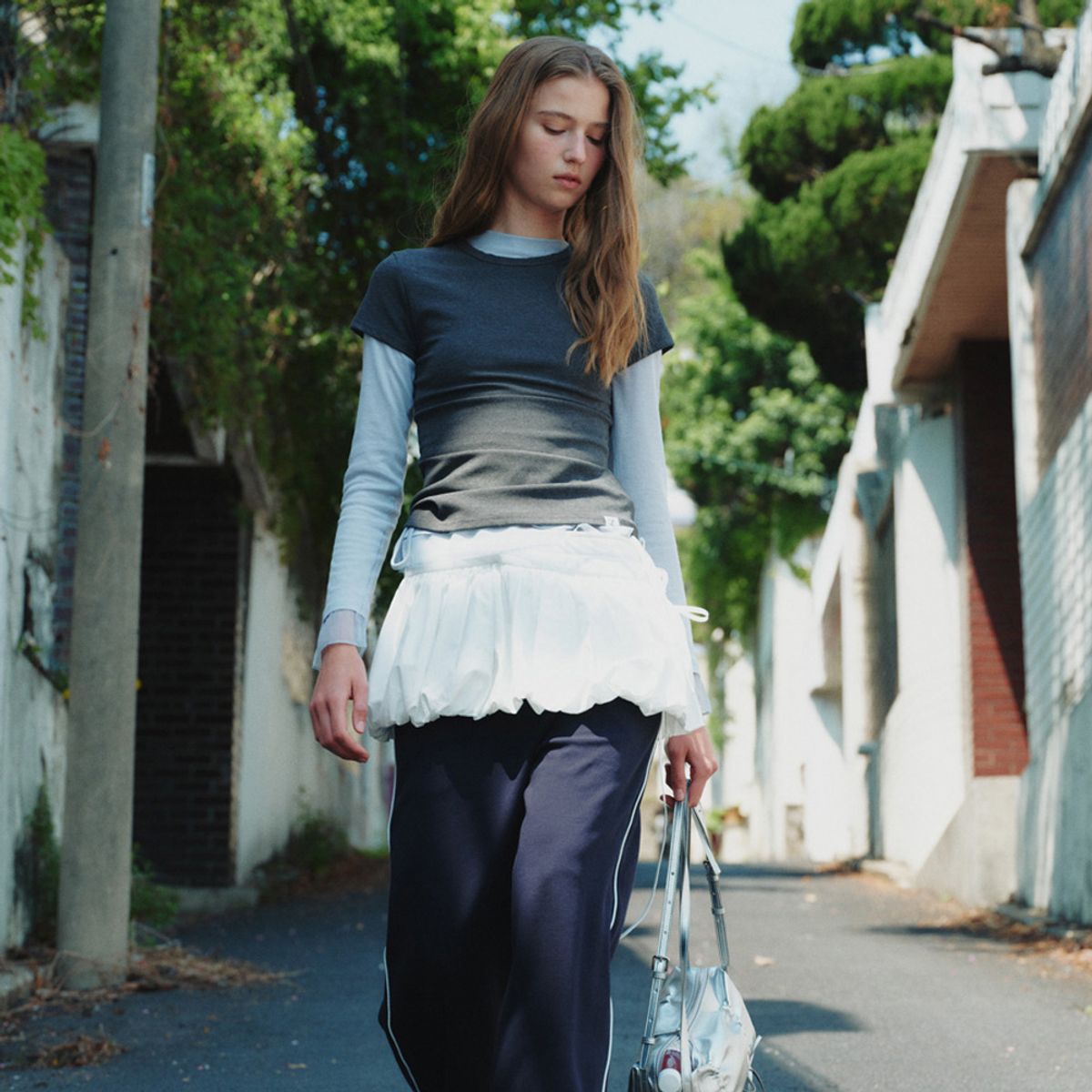 엘씨브이(LCVE) ROUND NECK BODYCON T-SHIRT_CHARCOAL