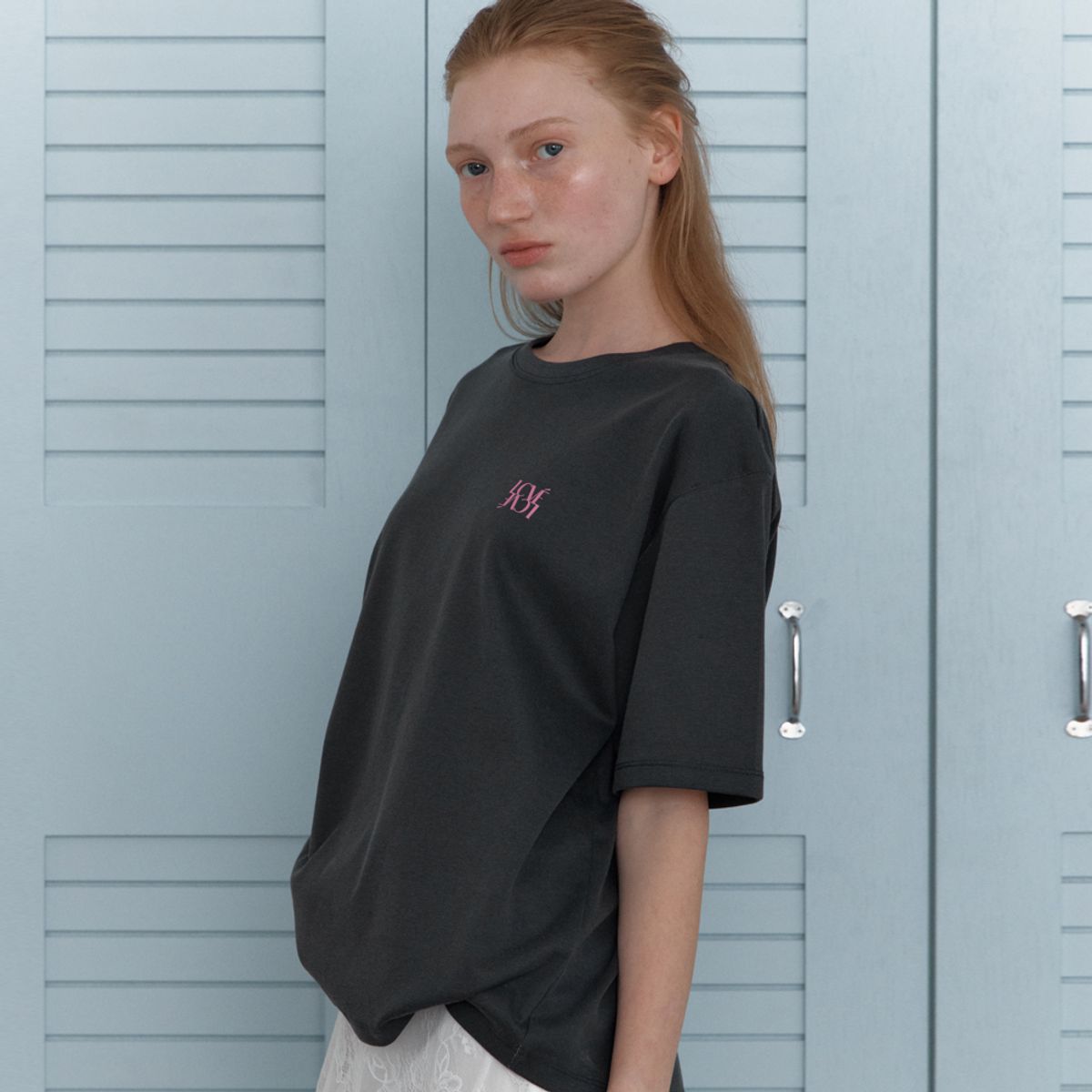 엘씨브이(LCVE) GLEAM PRINTING PIGMENT T-SHIRTS_CHARCOAL