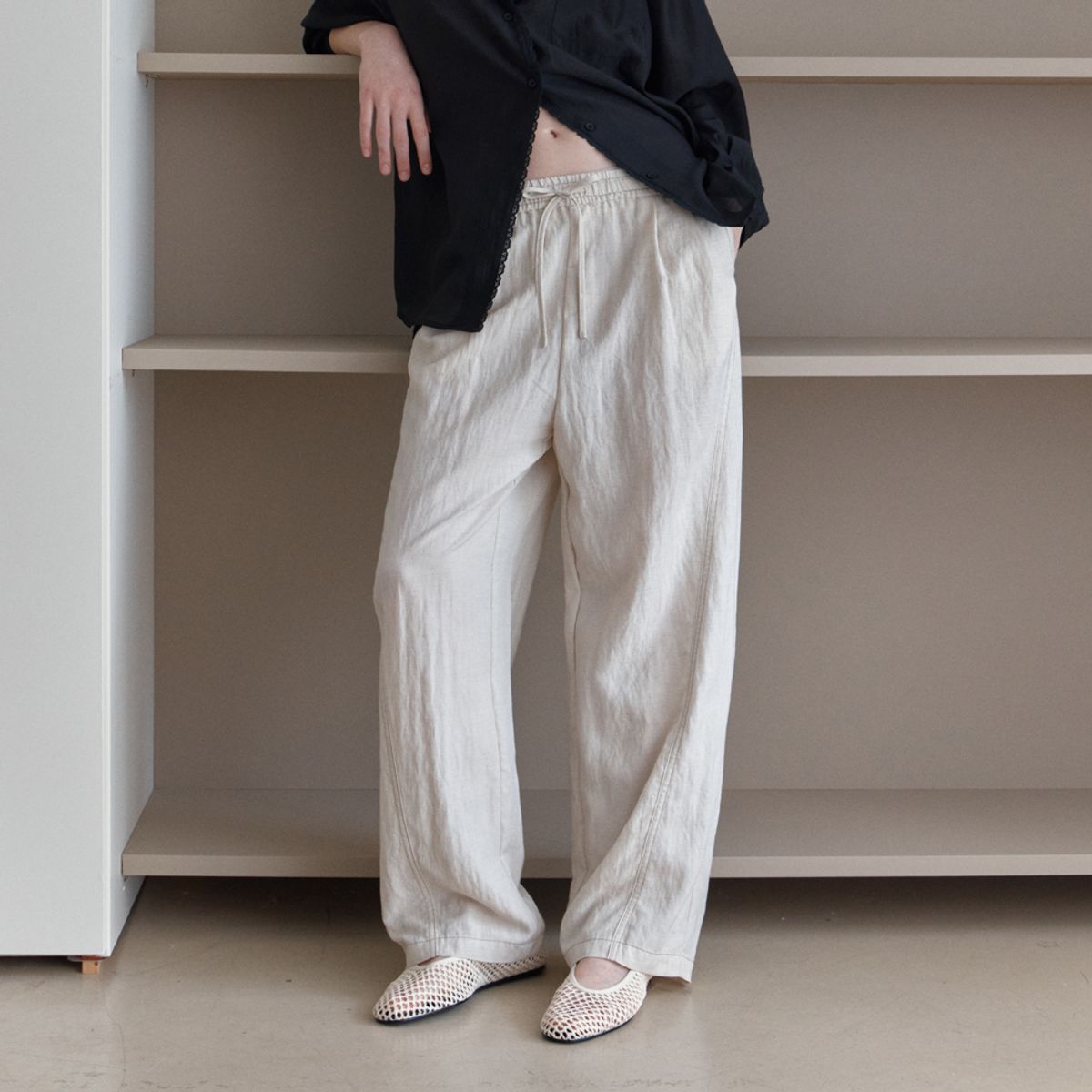 엘씨브이(LCVE) CURVED STITCH WIDE-FIT PANTS_BEIGE
