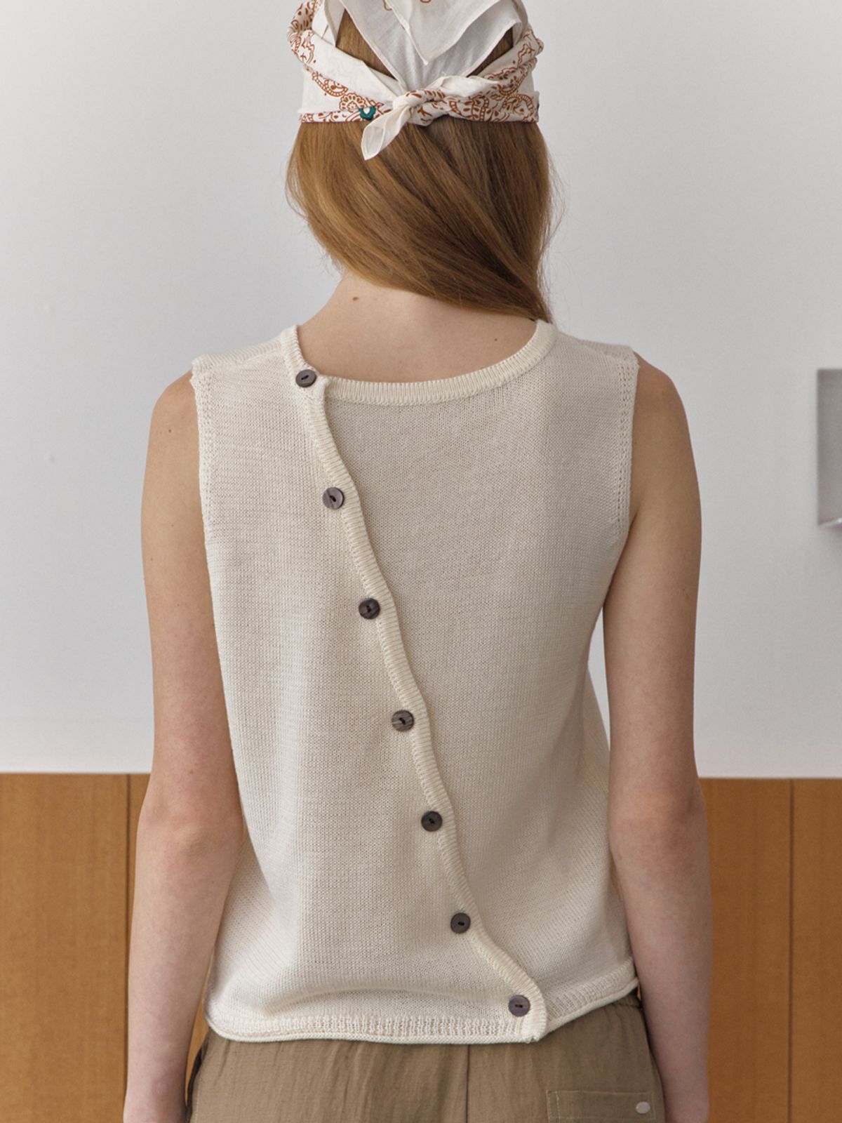 엘씨브이(LCVE) DIAGONAL BUTTONS SLEEVELESS KNIT_IVORY