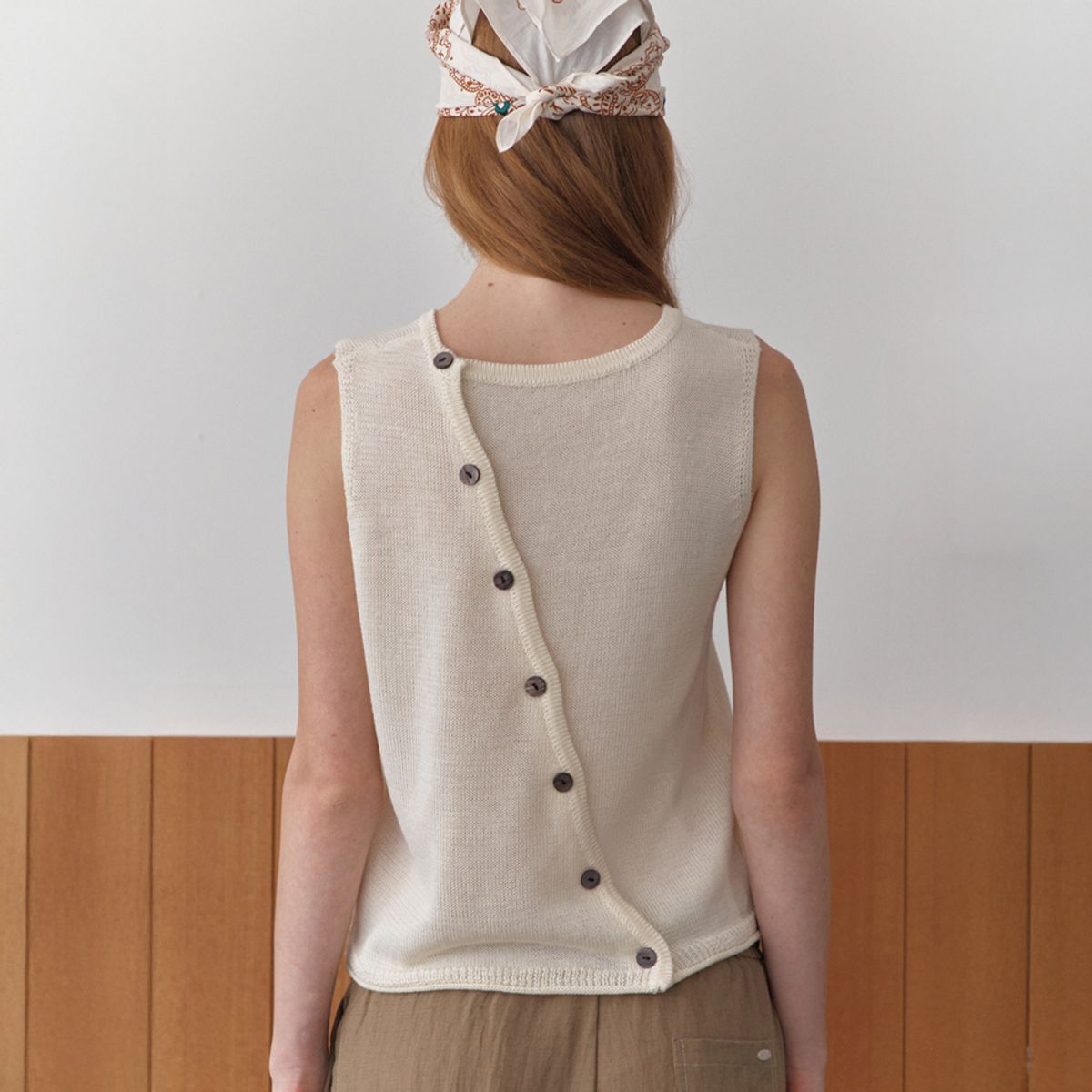 엘씨브이(LCVE) DIAGONAL BUTTONS SLEEVELESS KNIT_IVORY