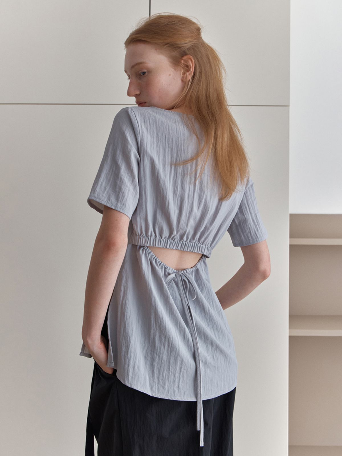 엘씨브이(LCVE) BACK CUT-OUT BLOUSE TOP_LIGHT GRAY