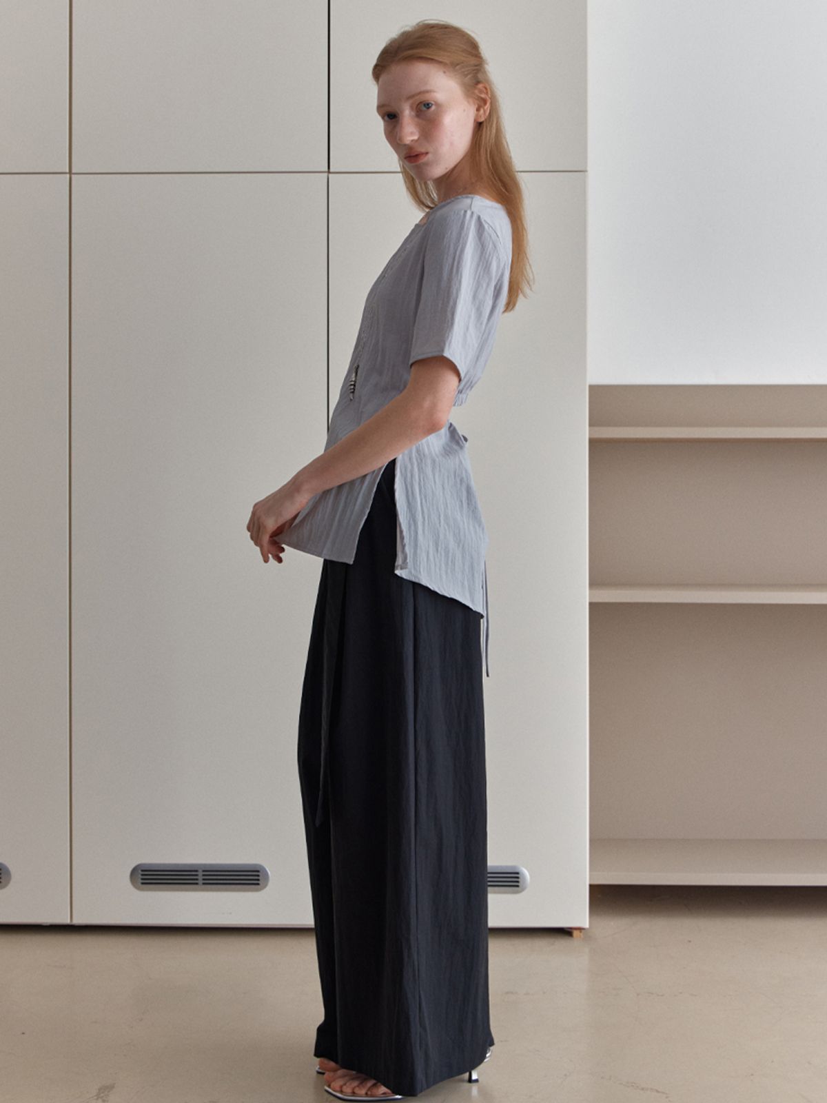 엘씨브이(LCVE) BACK CUT-OUT BLOUSE TOP_LIGHT GRAY