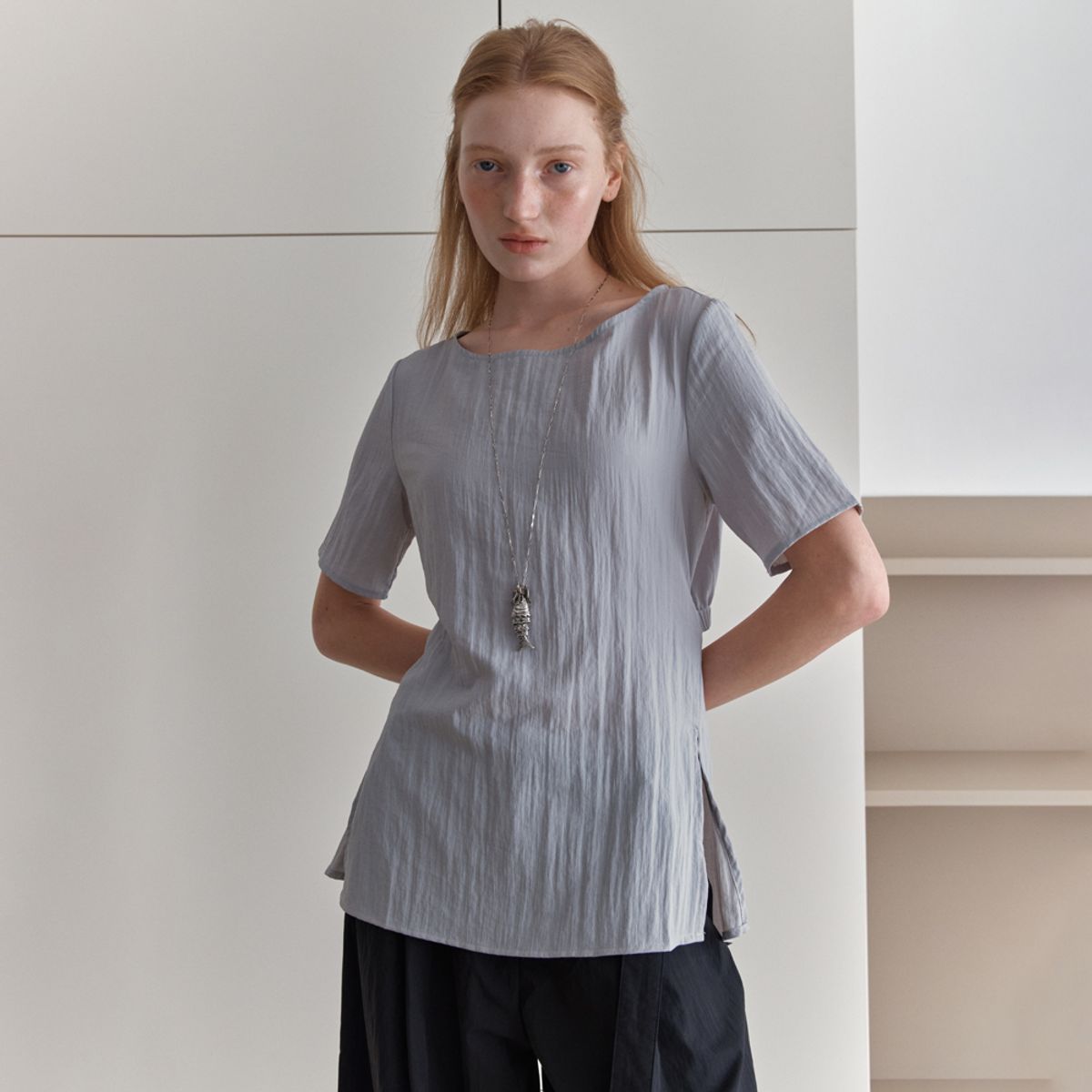 엘씨브이(LCVE) BACK CUT-OUT BLOUSE TOP_LIGHT GRAY