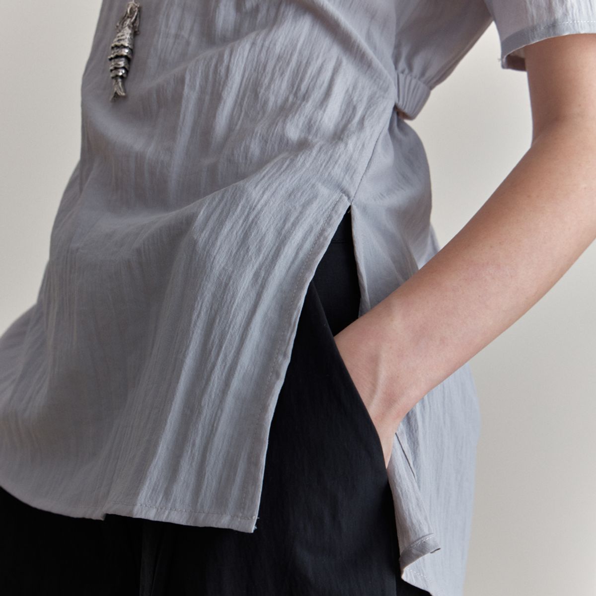 엘씨브이(LCVE) BACK CUT-OUT BLOUSE TOP_LIGHT GRAY