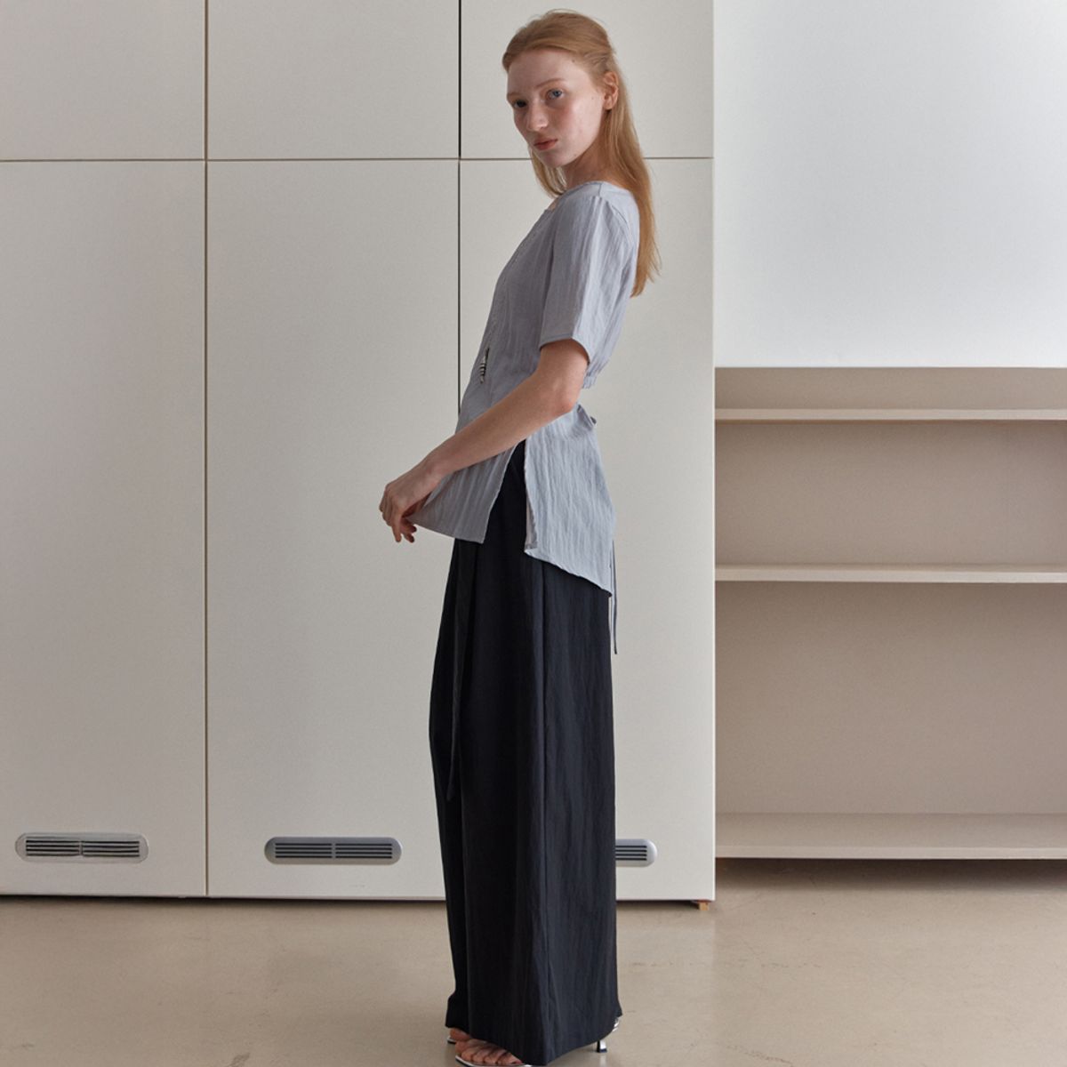 엘씨브이(LCVE) BACK CUT-OUT BLOUSE TOP_LIGHT GRAY