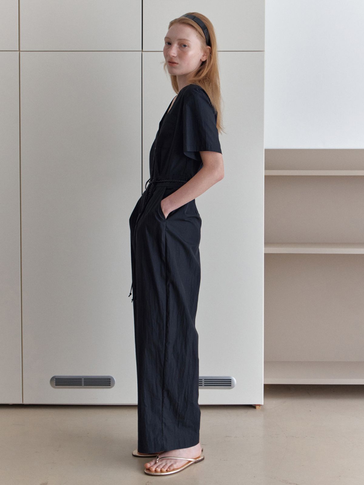 엘씨브이(LCVE) V-NECK BUTTON JUMPSUIT_BLACK