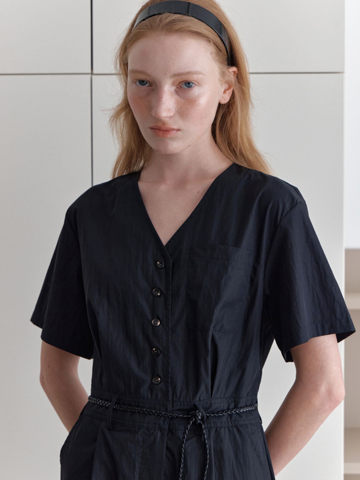 엘씨브이(LCVE) V-NECK BUTTON JUMPSUIT_BLACK