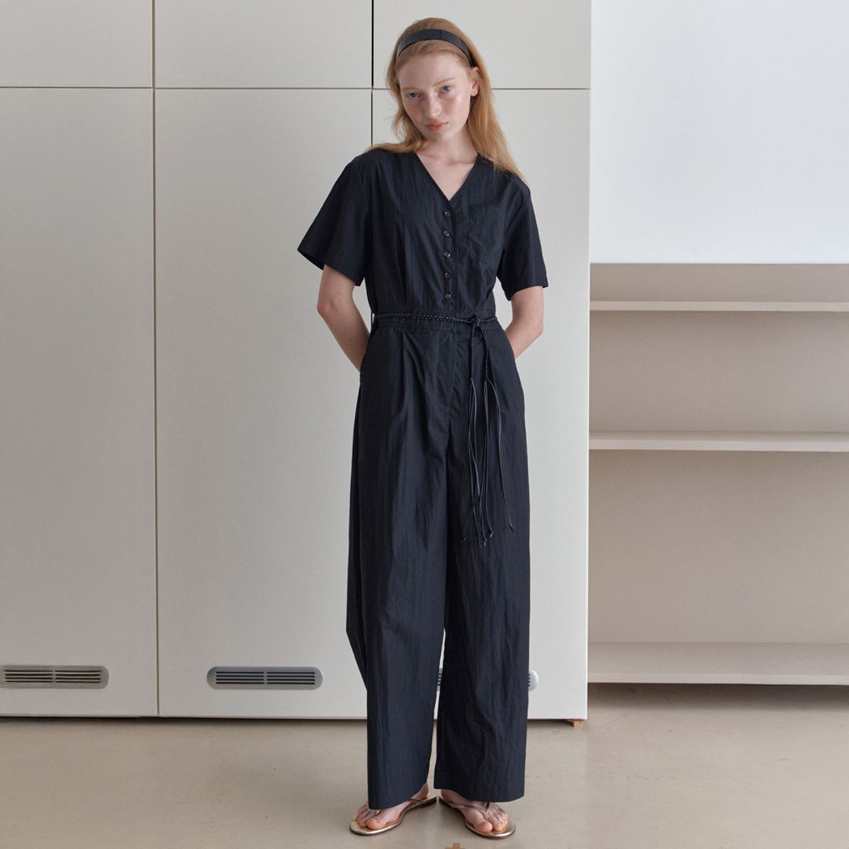 엘씨브이(LCVE) V-NECK BUTTON JUMPSUIT_BLACK