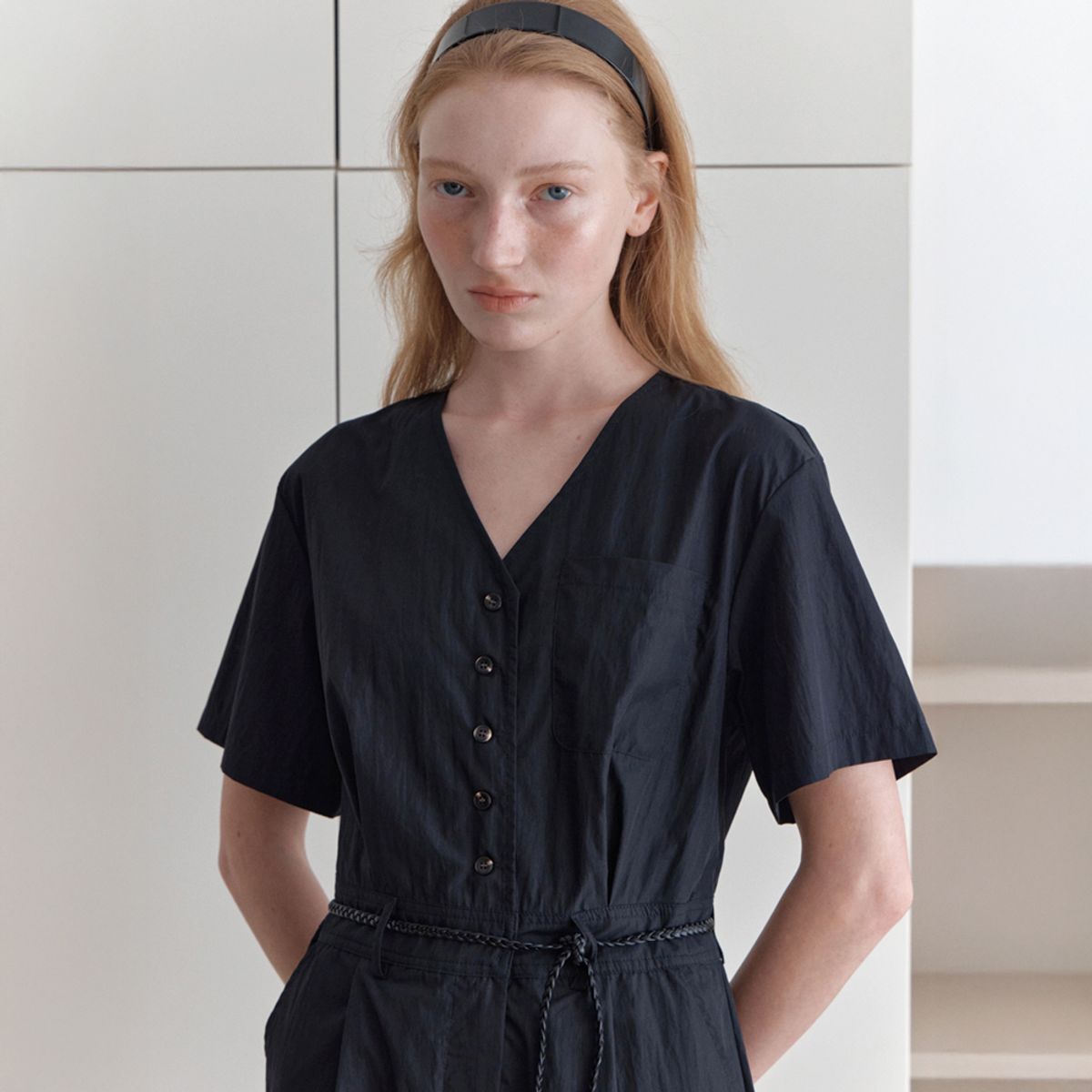 엘씨브이(LCVE) V-NECK BUTTON JUMPSUIT_BLACK