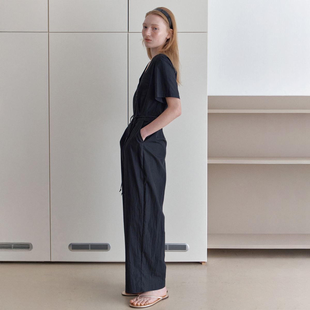 엘씨브이(LCVE) V-NECK BUTTON JUMPSUIT_BLACK